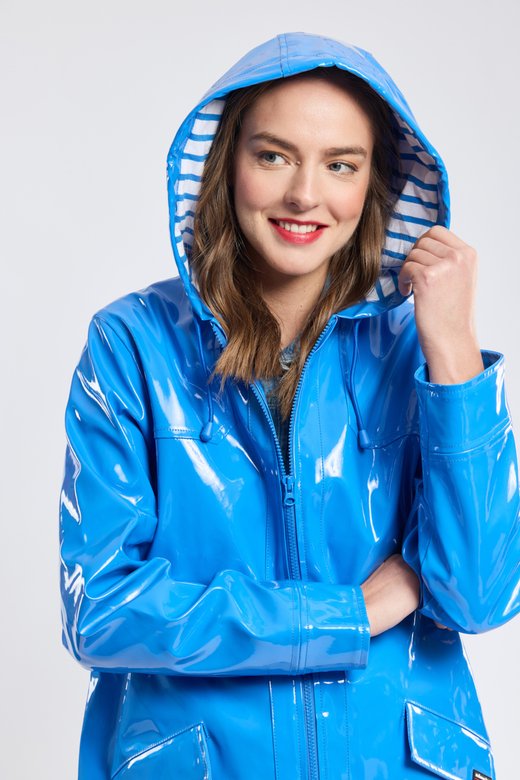 Glänzende wasserabweisende Regenjacke